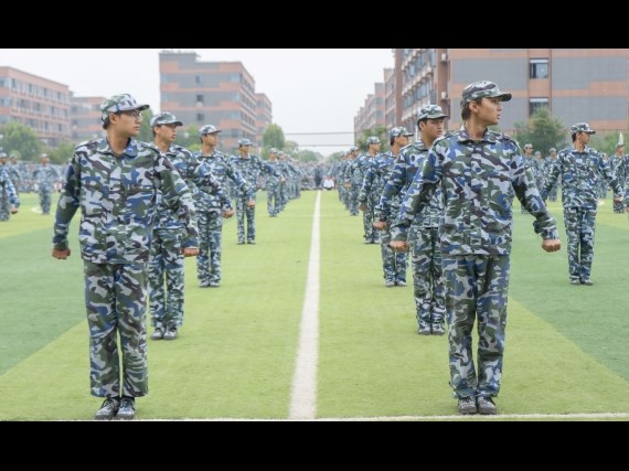 青春淬煉，步履鏗鏘！學(xué)院2025級(jí)新生軍訓(xùn)匯報(bào)表演暨總結(jié)表彰大會(huì)高燃收官！